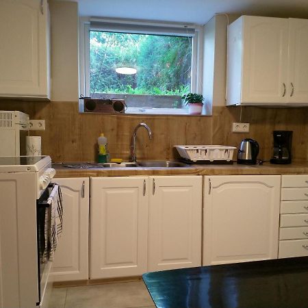 Renovated Semi- Basement 2 Bedrooms Furnished Apartment - Close To Everything In Moss Exterior foto