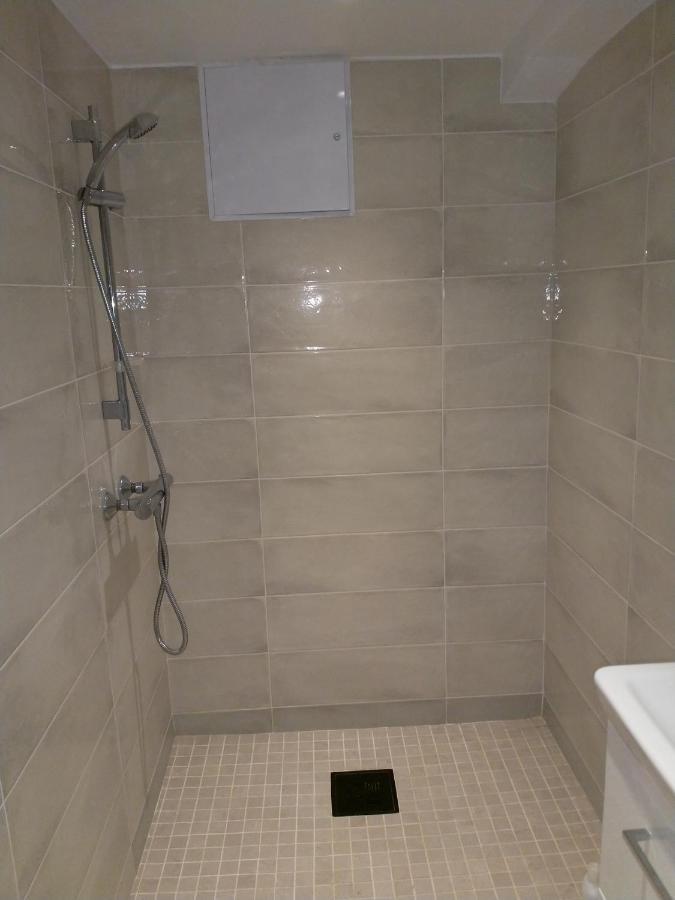 Renovated Semi- Basement 2 Bedrooms Furnished Apartment - Close To Everything In Moss Exterior foto