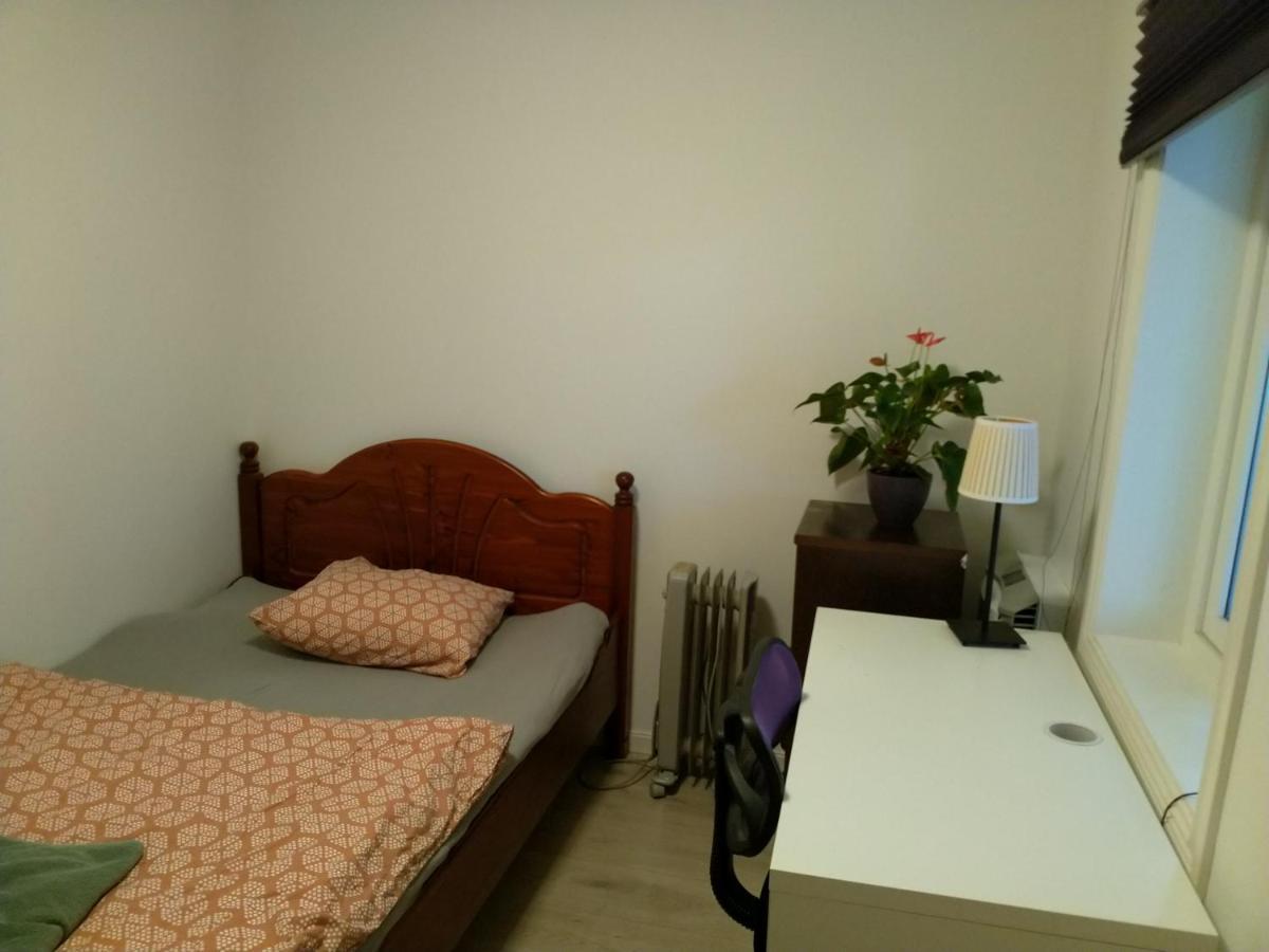 Renovated Semi- Basement 2 Bedrooms Furnished Apartment - Close To Everything In Moss Exterior foto
