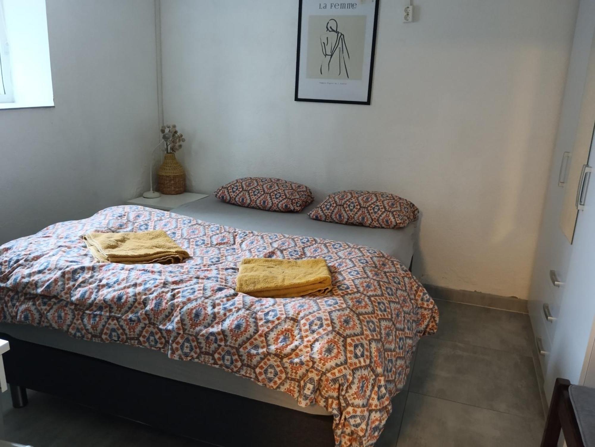 Renovated Semi- Basement 2 Bedrooms Furnished Apartment - Close To Everything In Moss Exterior foto